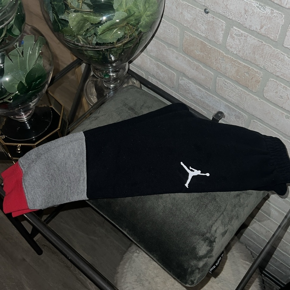 𝙰𝙸𝚁 𝙹𝙾𝚁𝙳𝙰𝙽 𝙷𝙾𝙾𝙳𝙸𝙴 𝚂𝚆𝙴𝙰𝚃𝚂𝚄𝙸𝚃 - Picture 5 of 7